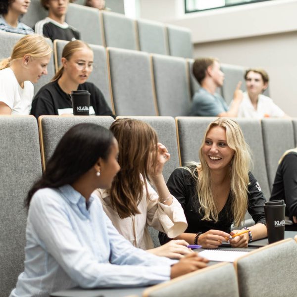 Elever i en aula under en lektion.
