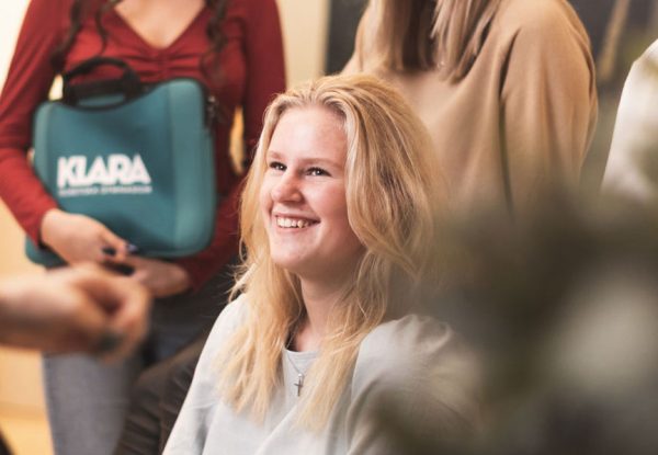 Elever i grupp på skolan.