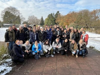 Ett gruppfoto av elever som står tillsammans ute i en park.