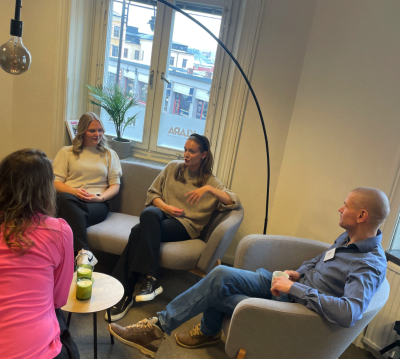 Elever från KLARA Sundsvall och forskare från Mittuniversitetet sitter i en soffa och pratar.