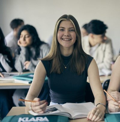 Två elever i ett klassrum