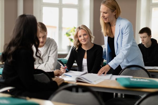 Elever i klassrum tillsammans med lärare.