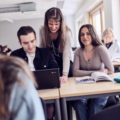 Lärare hjälper elever med en uppgift