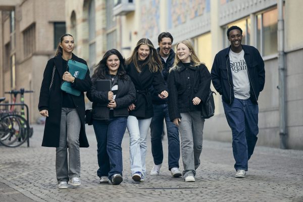 Ett gäng elever promenerar tillsammans till skolan.