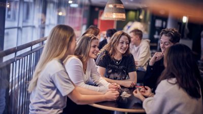 Elever umgås i skolans gemensamma lokaler