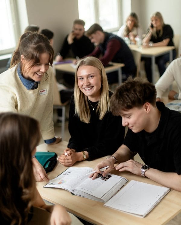 Elever och lärare hjälps åt med en uppgift.