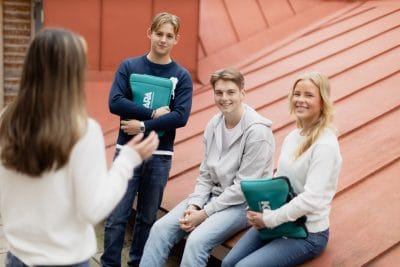 Elever på skolans innergård