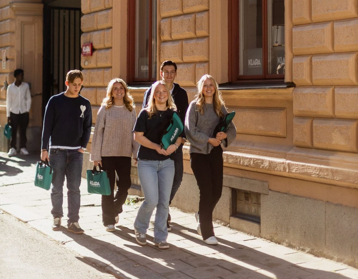 Elever går utanför skolans entré