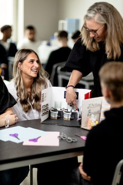 Elev visar upp sin prototyp av en sminkbutik.