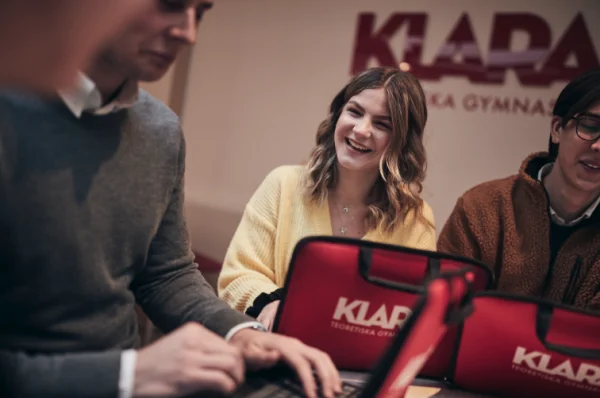 Elever sitter i skolan och pluggar tillsammans.