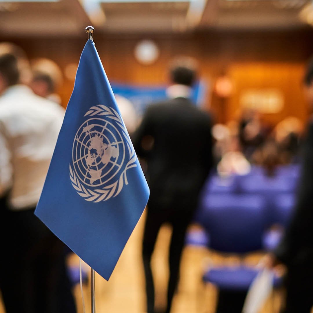 FN-flagga i närbild under ett FN-rollspel