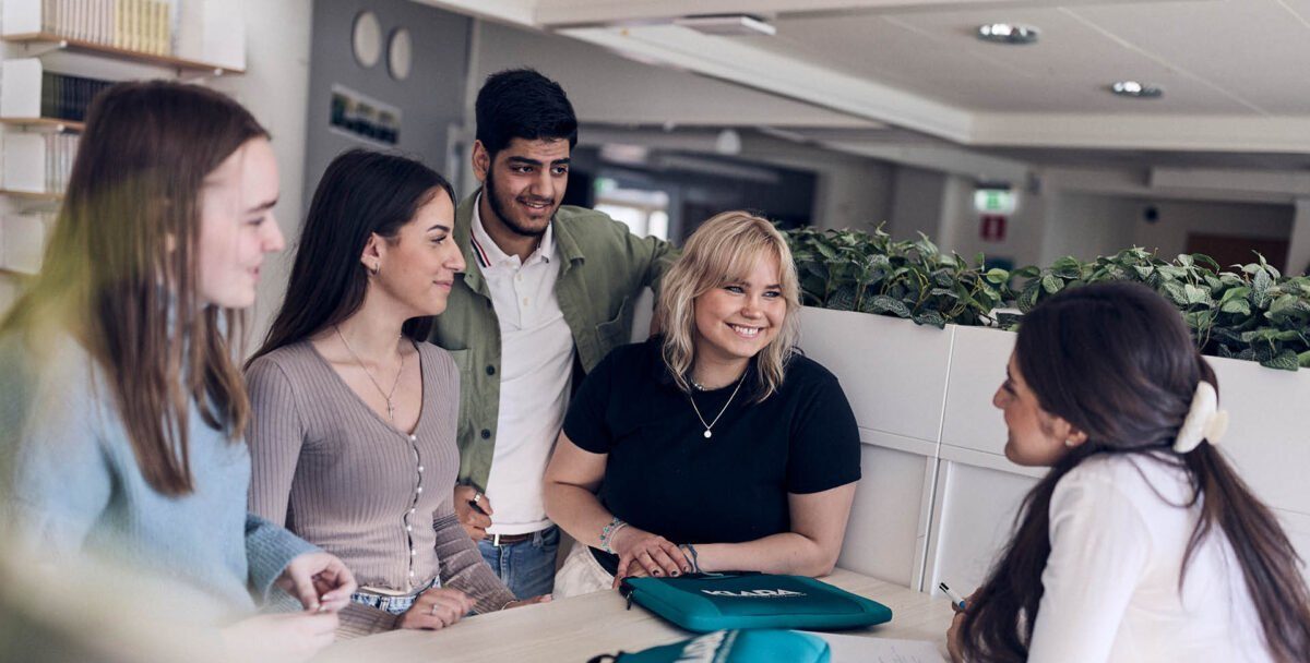 Elever umgås i skolans gemensamma lokaler