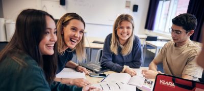 Elever studerar med sina datorer