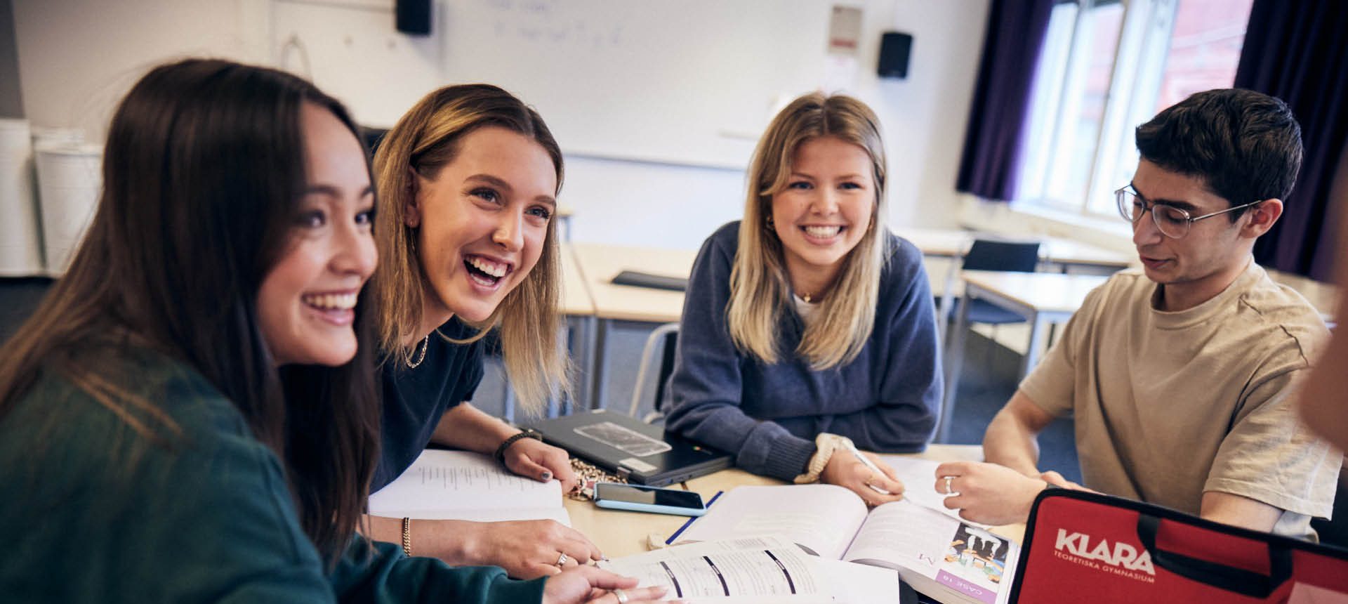 Elever studerar med sina datorer