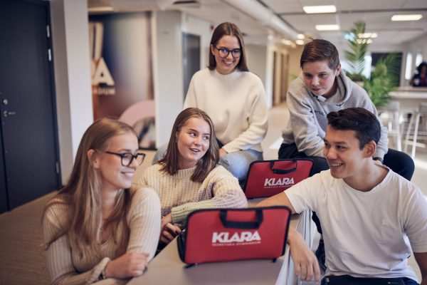 Elever studerar med sina datorer