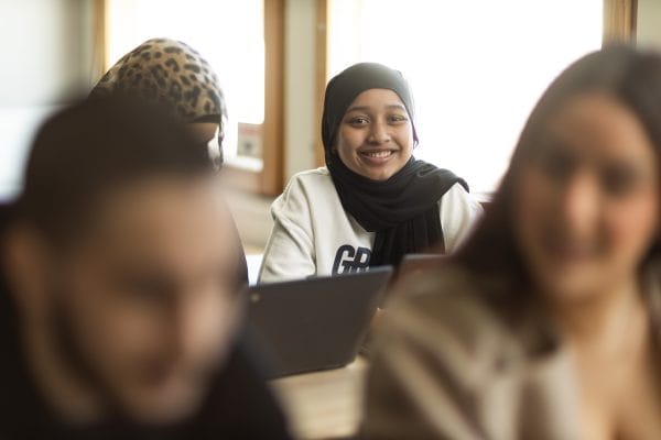 Elever har lektion och arbetar tillsammans.