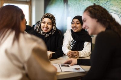 Glada elever skrattar.