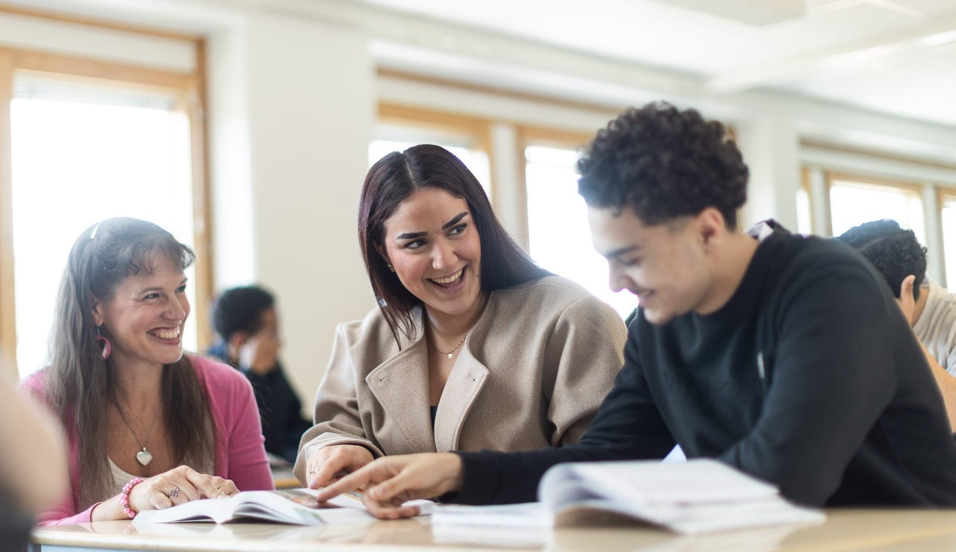 Elever skrattar tillsammans med lärare.