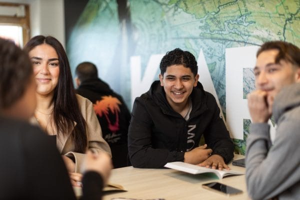 Glad elev tittar in i kameran.