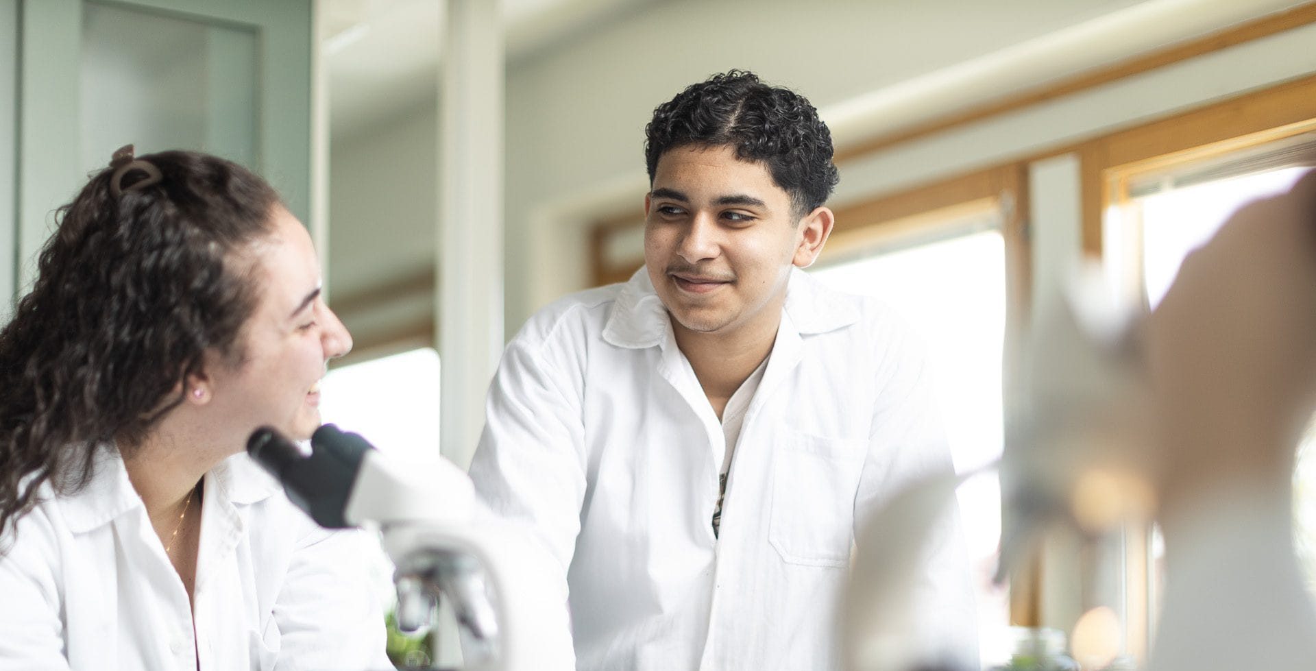 Glada elever har naturkunskap.