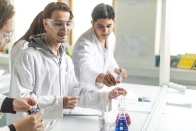 Elever laborerar med vätska.