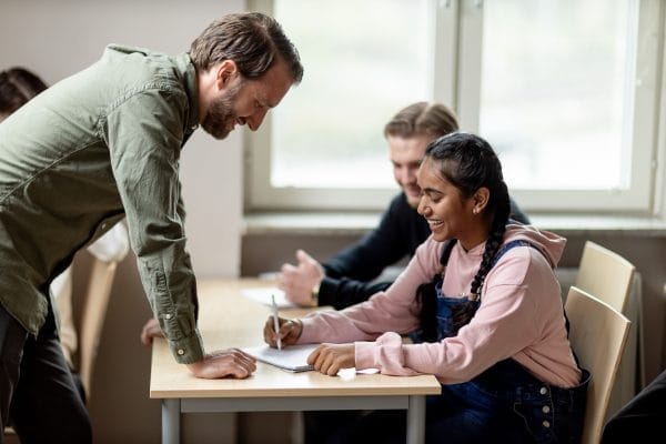 Lärare och elever skrattar.