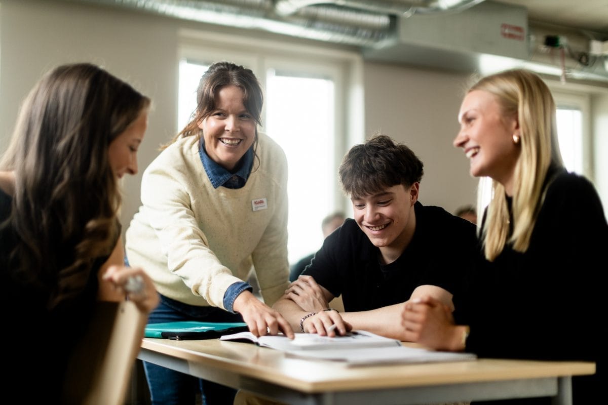 Elever får hjälp av sin lärare.