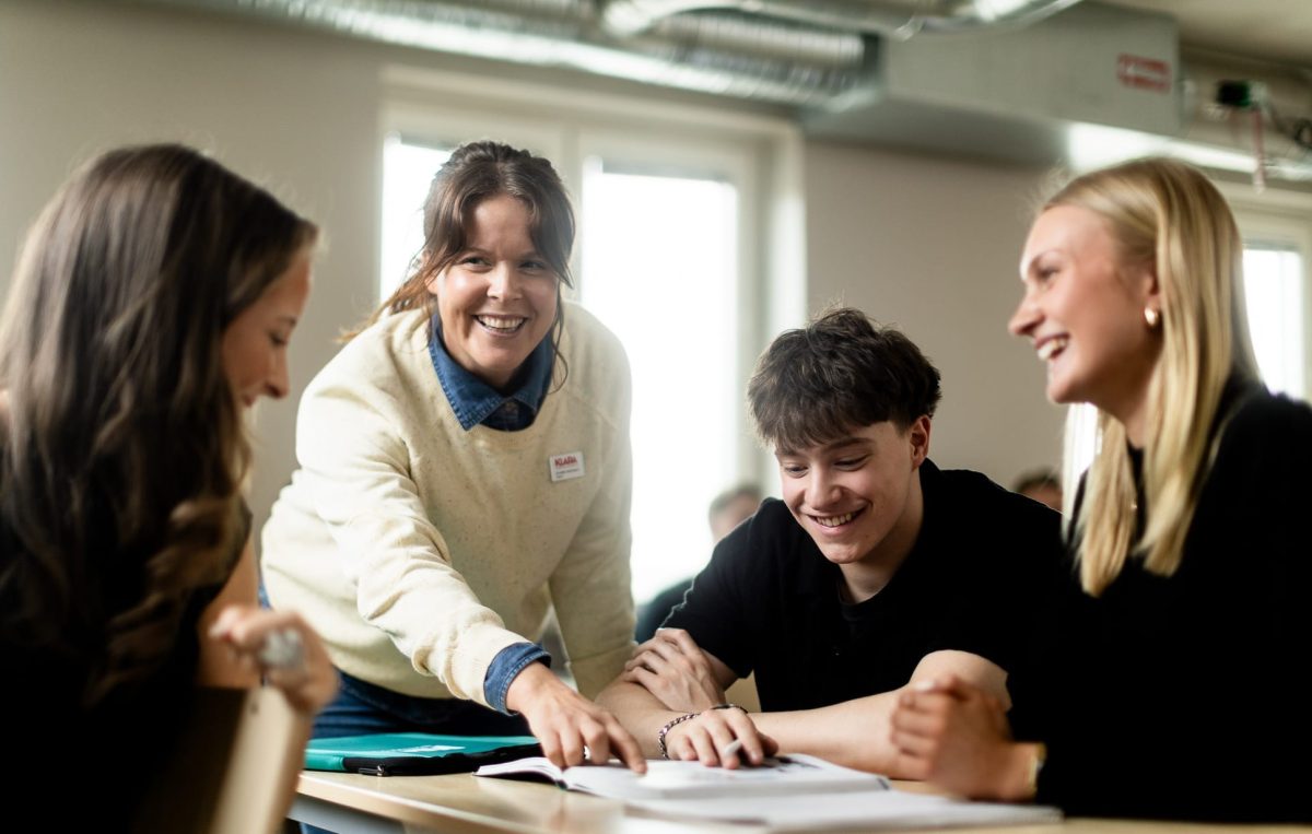 Elever får hjälp av sin lärare.