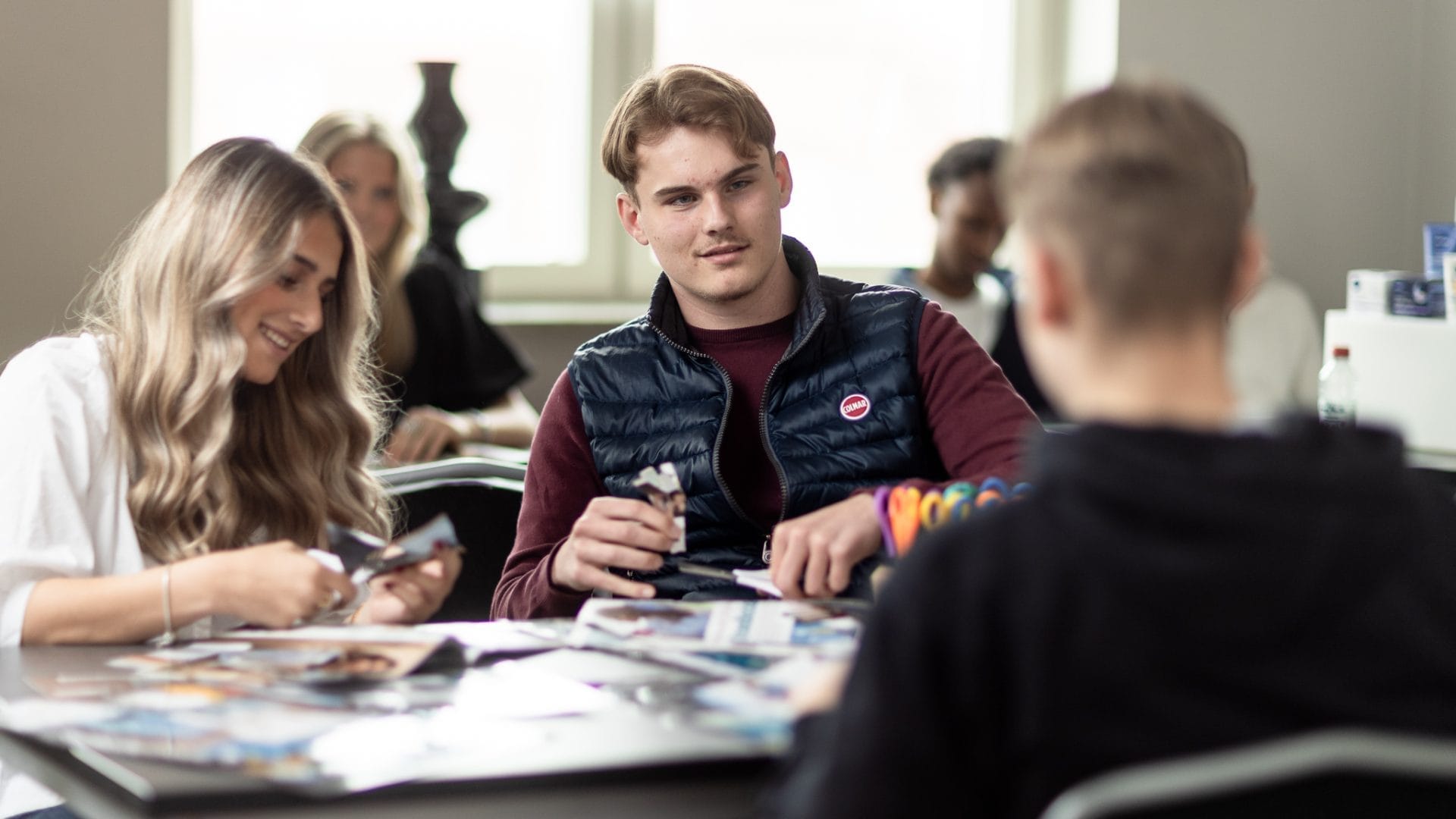 Elever pysslar ihop en egen prototyp av en affär.