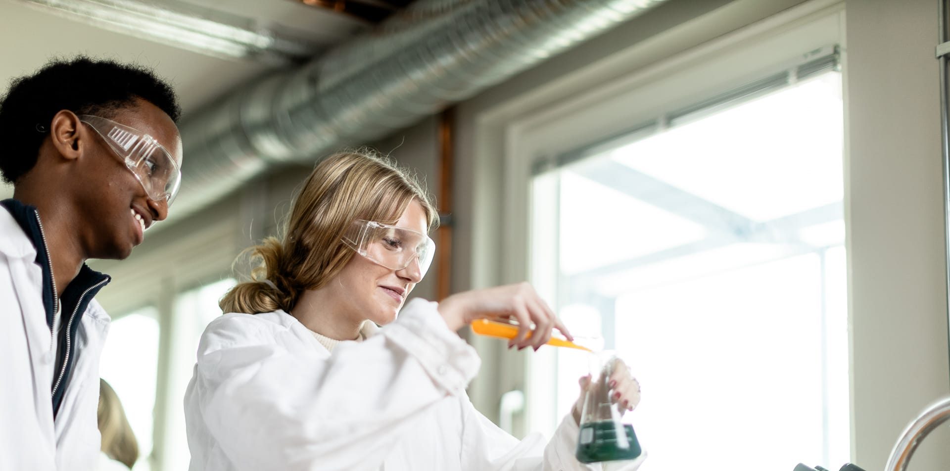 Experiment med vätska på naturkunskap.
