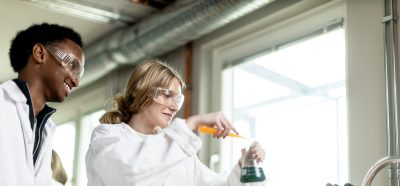 Experiment med vätska på naturkunskap.