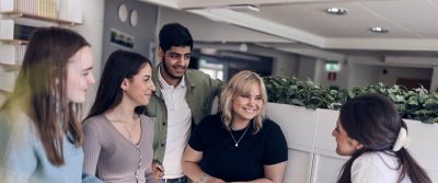 Elever umgås i skolans gemensamma lokaler