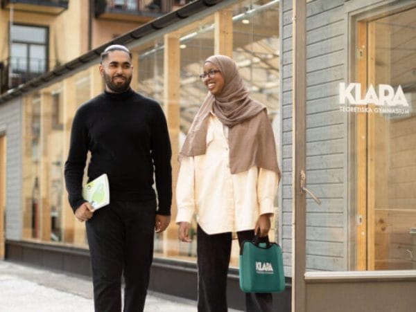 Elever utanför skolans lokaler