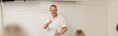 Lärare undervisar framme vid tavlan