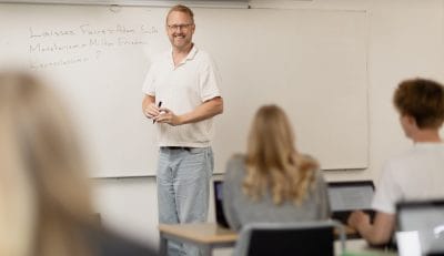 Lärare undervisar framme vid tavlan